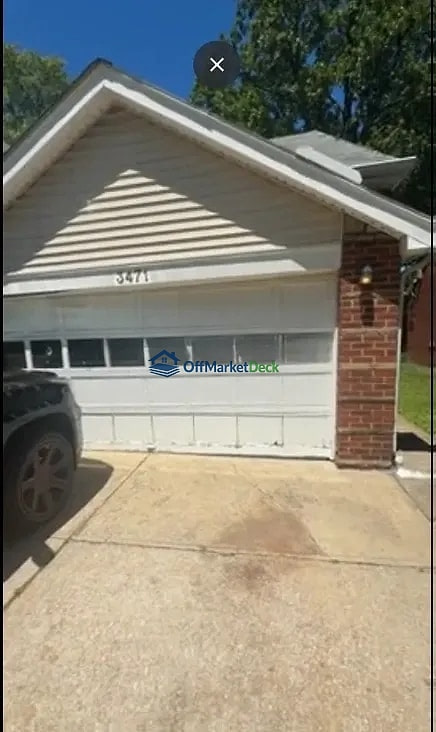 Off-market house in Cleveland Heights, Ohio — 3 beds, 2 baths, $169,000 — photo 2 of 8