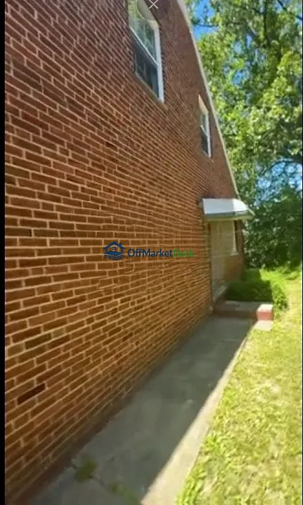 Off-market house in Cleveland Heights, Ohio — 3 beds, 2 baths, $169,000 — photo 3 of 8