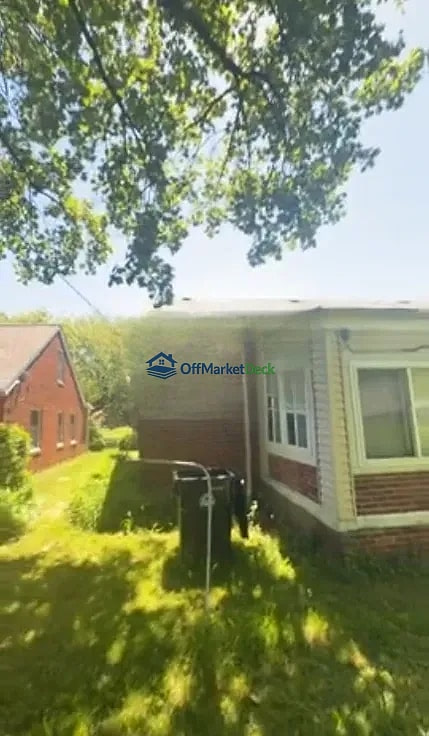 Off-market house in Cleveland Heights, Ohio — 3 beds, 2 baths, $169,000 — photo 6 of 8