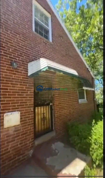 Off-market house in Cleveland Heights, Ohio — 3 beds, 2 baths, $169,000 — photo 4 of 8