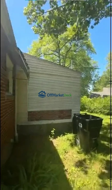 Off-market house in Cleveland Heights, Ohio — 3 beds, 2 baths, $169,000 — photo 5 of 8