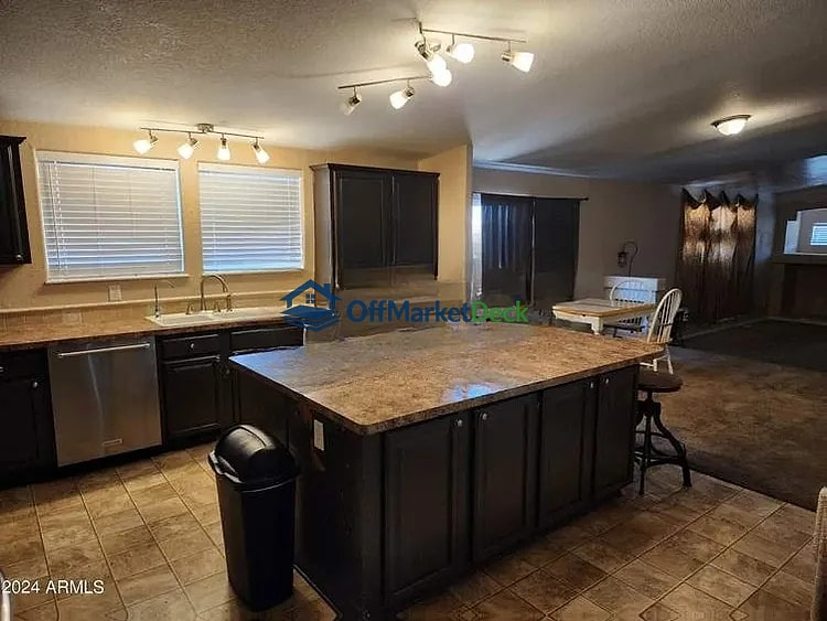 Off-market house in Apache Junction, Arizona — 4 beds, 2 baths, $475,000 — photo 2 of 8