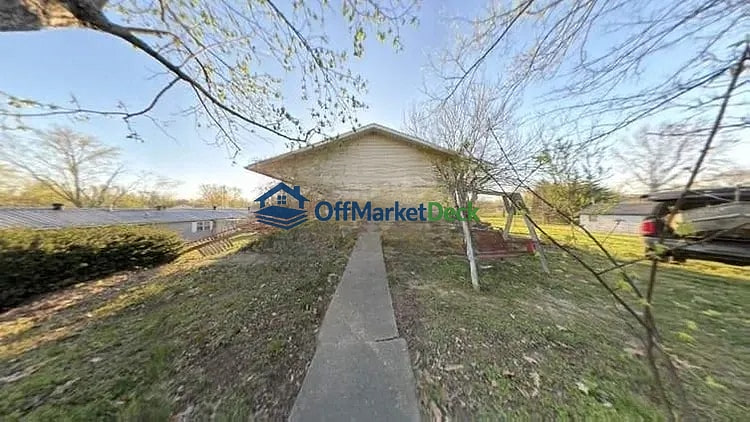 Off-market house in Sturgis, Kentucky — 2 beds, 1 bath, $32,600 — photo 2 of 8