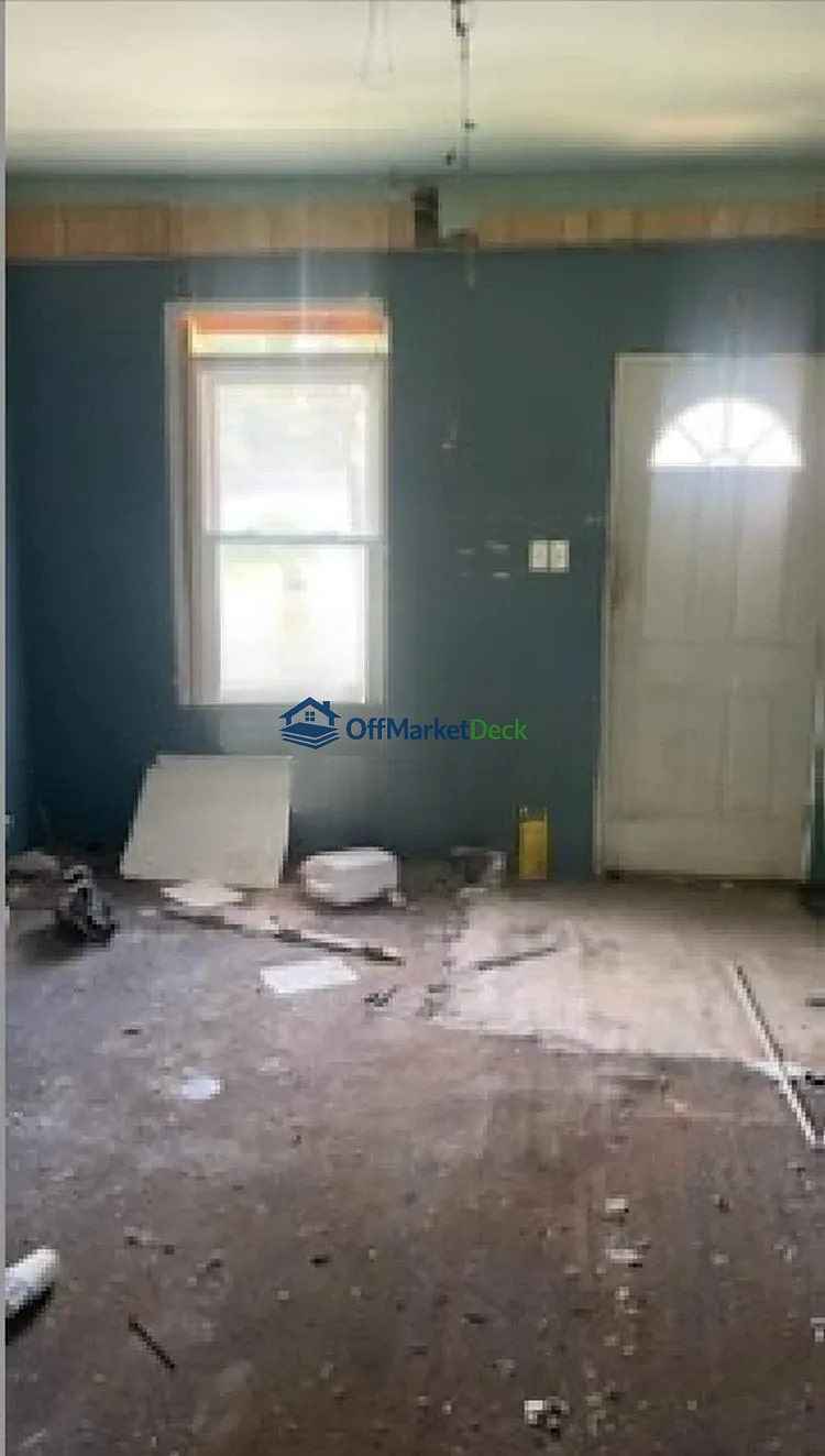 Off-market house in Mount Carmel, Pennsylvania — 2 beds, 1 bath, $37,500 — photo 3 of 8