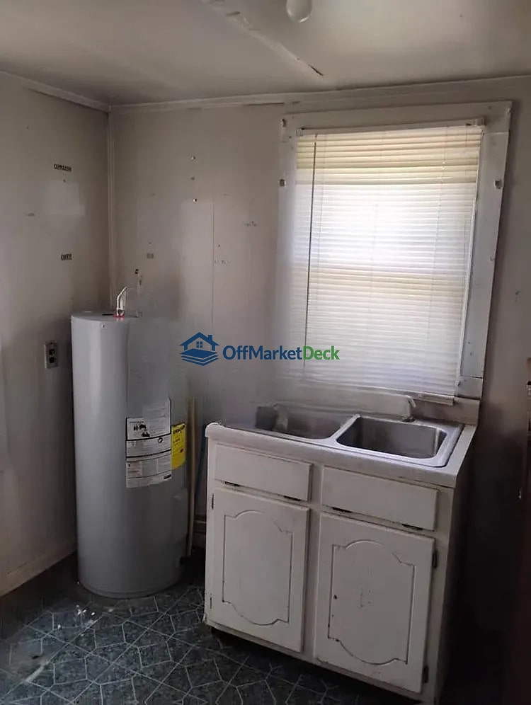 Off-market house in South Boston, Virginia — 2 beds, 1 bath, $37,000 — photo 4 of 8