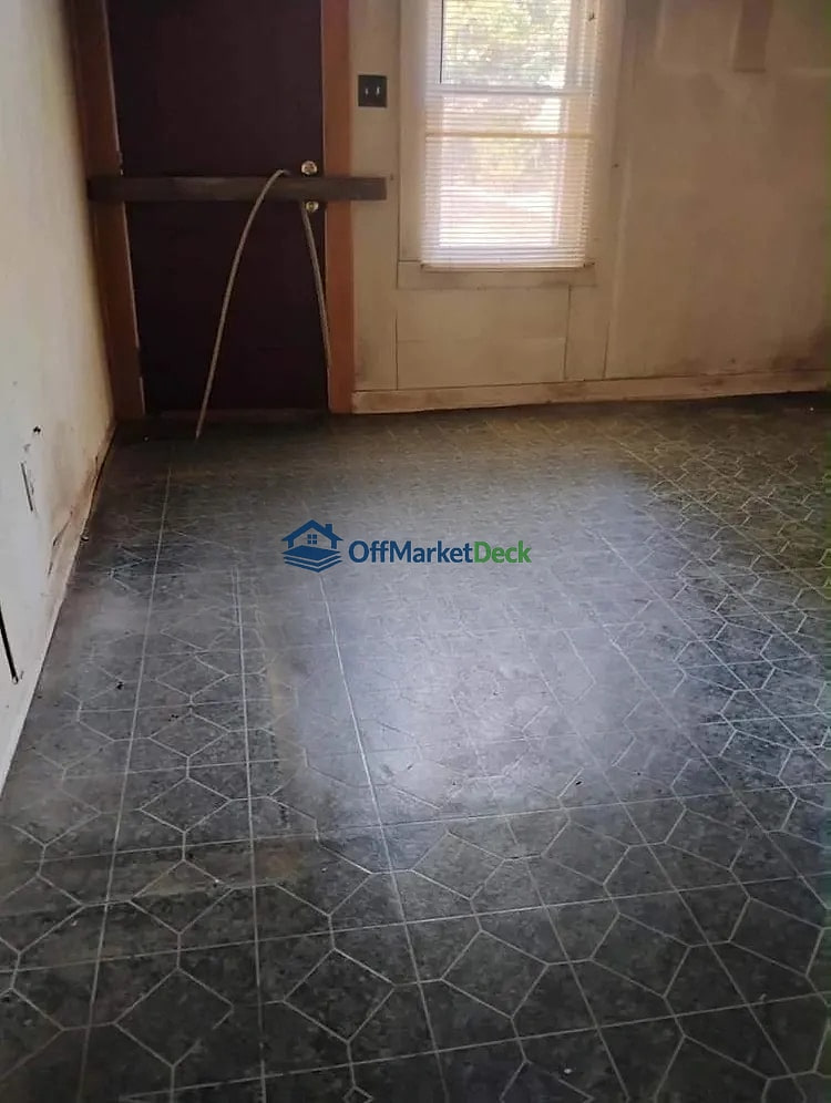 Off-market house in South Boston, Virginia — 2 beds, 1 bath, $37,000 — photo 3 of 8
