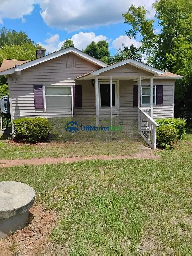 Off-market house in South Boston, Virginia — 2 beds, 1 bath, $37,000 — photo 2 of 8