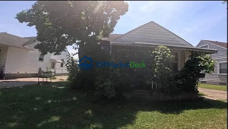 Off-market house in Allen Park, Michigan — 3 beds, 1 bath, $49,000 — photo 3 of 3