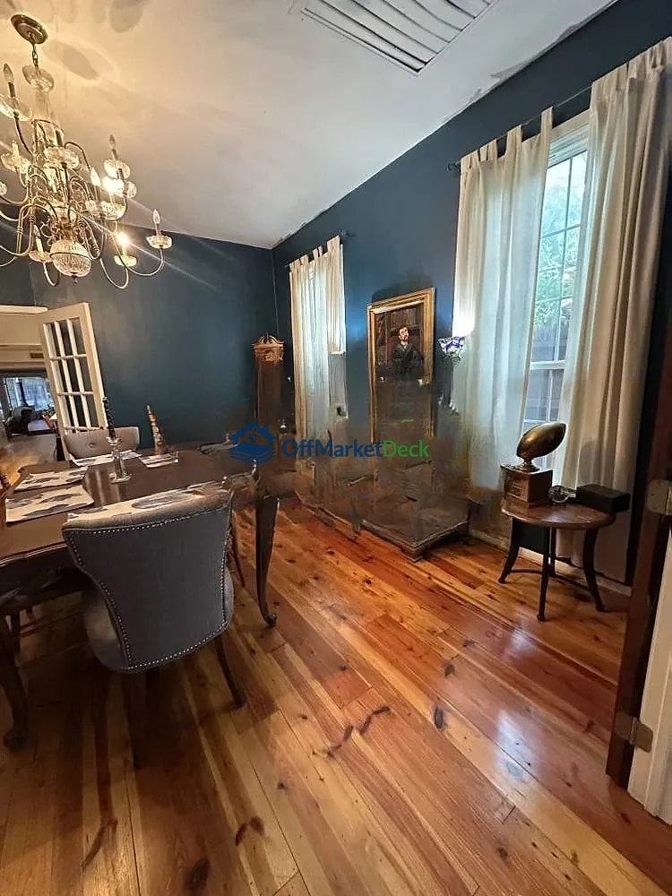 Off-market house in Dallas, Texas — 3 beds, 2 baths, $815,000 — photo 5 of 8