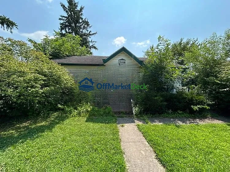 Off-market house in Anderson, Indiana — 2 beds, 1 bath, $77,000 — photo 2 of 8