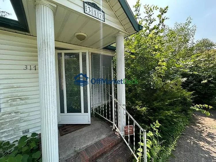 Off-market house in Anderson, Indiana — 2 beds, 1 bath, $77,000 — photo 7 of 8