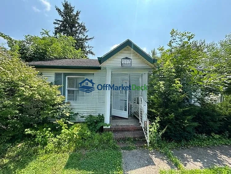 Off-market house in Anderson, Indiana — 2 beds, 1 bath, $77,000 — photo 3 of 8