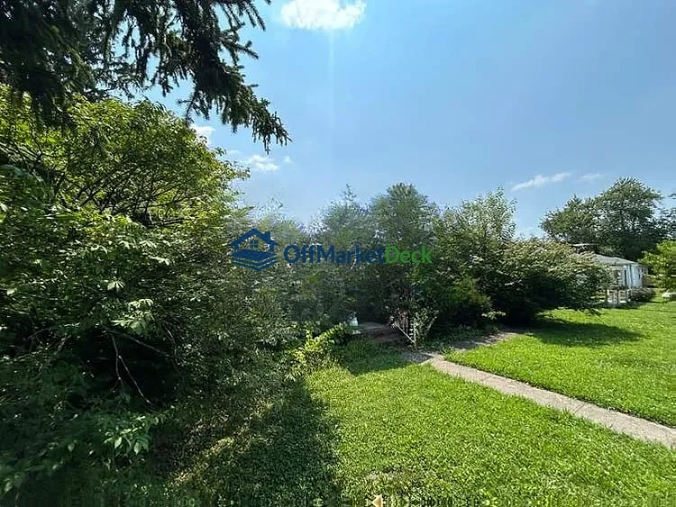 Off-market house in Anderson, Indiana — 2 beds, 1 bath, $77,000 — photo 5 of 8