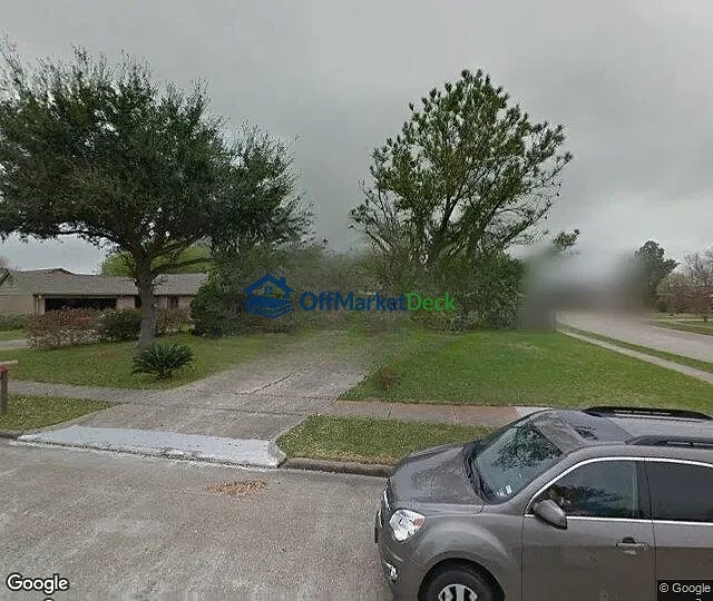 Off-market house in La Porte, Texas — 3 beds, 2 baths, $199,000 — photo 2 of 3