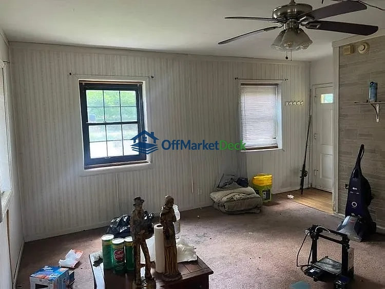 Off-market house in Indianapolis, Indiana — 2 beds, 2 baths, $77,000 — photo 7 of 8