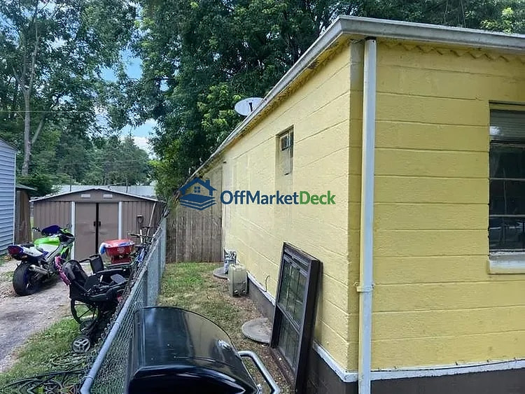 Off-market house in Indianapolis, Indiana — 2 beds, 2 baths, $77,000 — photo 2 of 8