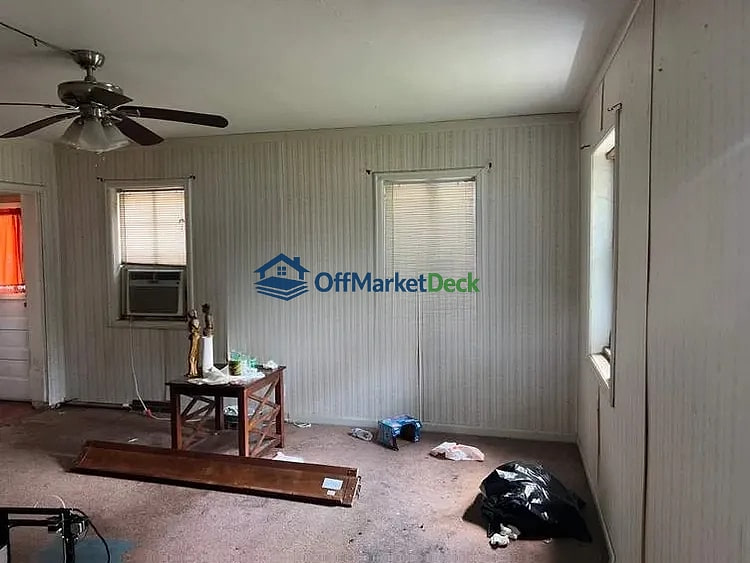 Off-market house in Indianapolis, Indiana — 2 beds, 2 baths, $77,000 — photo 6 of 8