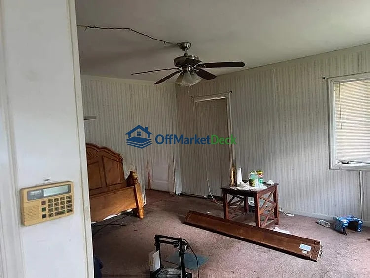 Off-market house in Indianapolis, Indiana — 2 beds, 2 baths, $77,000 — photo 5 of 8