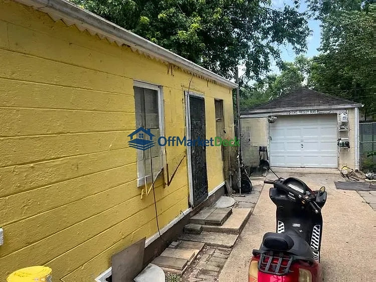 Off-market house in Indianapolis, Indiana — 2 beds, 2 baths, $77,000 — photo 4 of 8