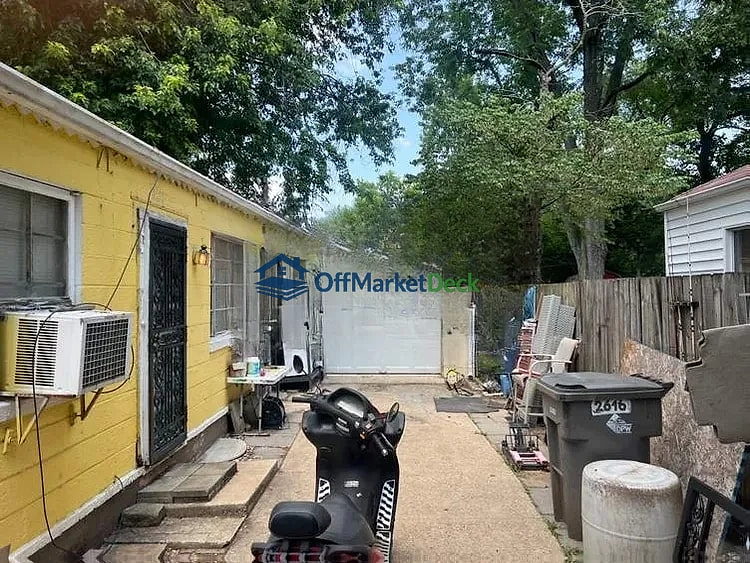Off-market house in Indianapolis, Indiana — 2 beds, 2 baths, $77,000 — photo 3 of 8