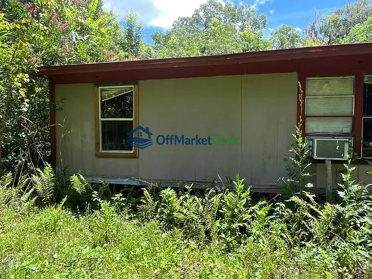Off-market house in Jacksonville, Florida — 3 beds, 2 baths, $70,000 — photo 2 of 8