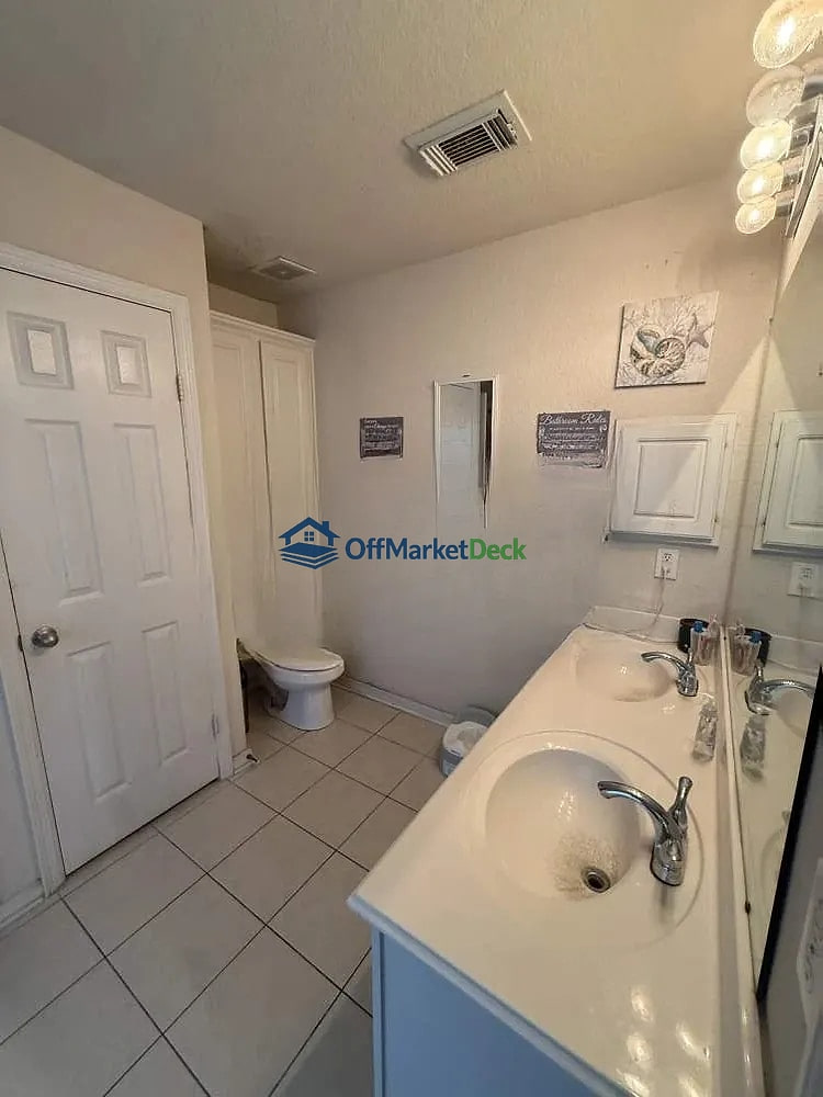 Off-market house in Houston, Texas — 3 beds, 2 baths, $182,000 — photo 3 of 8