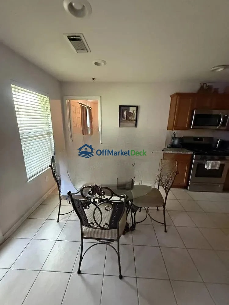 Off-market house in Houston, Texas — 3 beds, 2 baths, $182,000 — photo 4 of 8