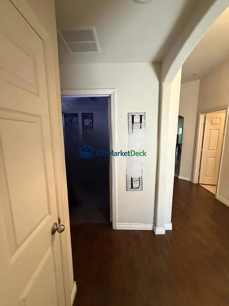 Off-market house in Houston, Texas — 3 beds, 2 baths, $182,000 — photo 7 of 8