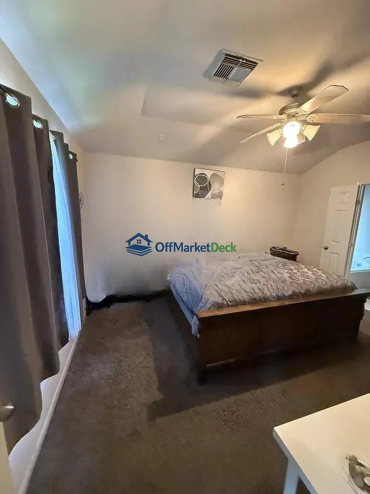 Off-market house in Houston, Texas — 3 beds, 2 baths, $182,000 — photo 5 of 8