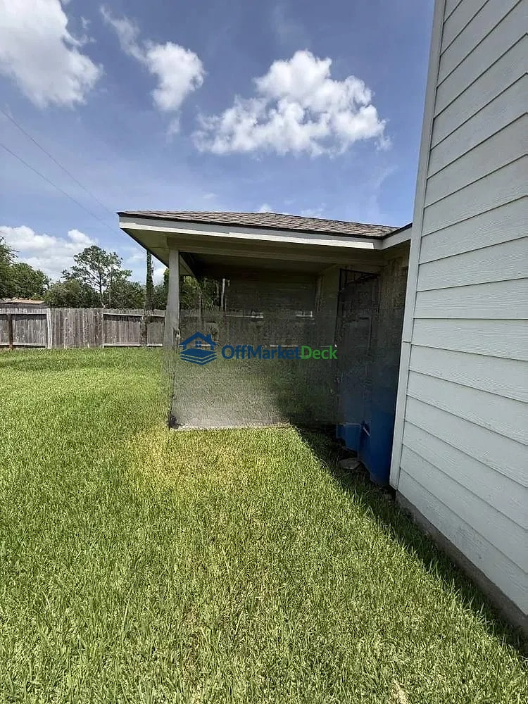 Off-market house in Houston, Texas — 3 beds, 2 baths, $182,000 — photo 2 of 8
