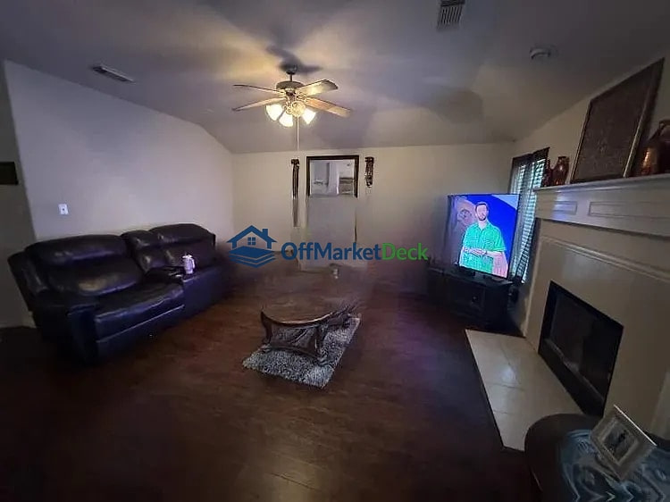 Off-market house in Houston, Texas — 3 beds, 2 baths, $182,000 — photo 8 of 8