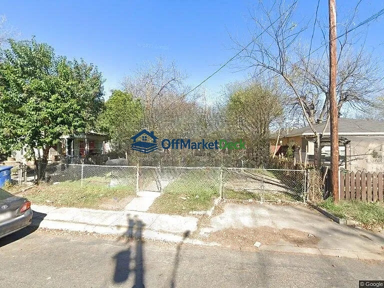 Off-market house in San Antonio, Texas — 2 beds, 1 bath, $70,000 — photo 2 of 3