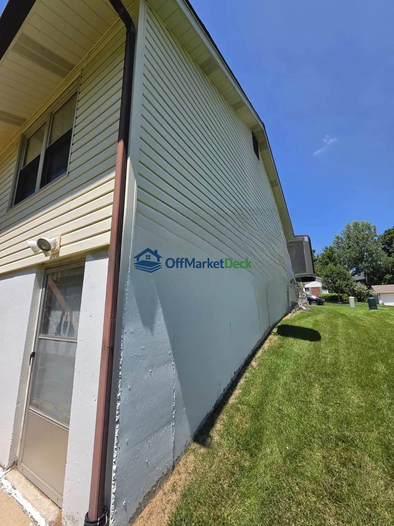 Off-market house in Saint Charles, Missouri — 3 beds, 3 baths, $261,900 — photo 6 of 8