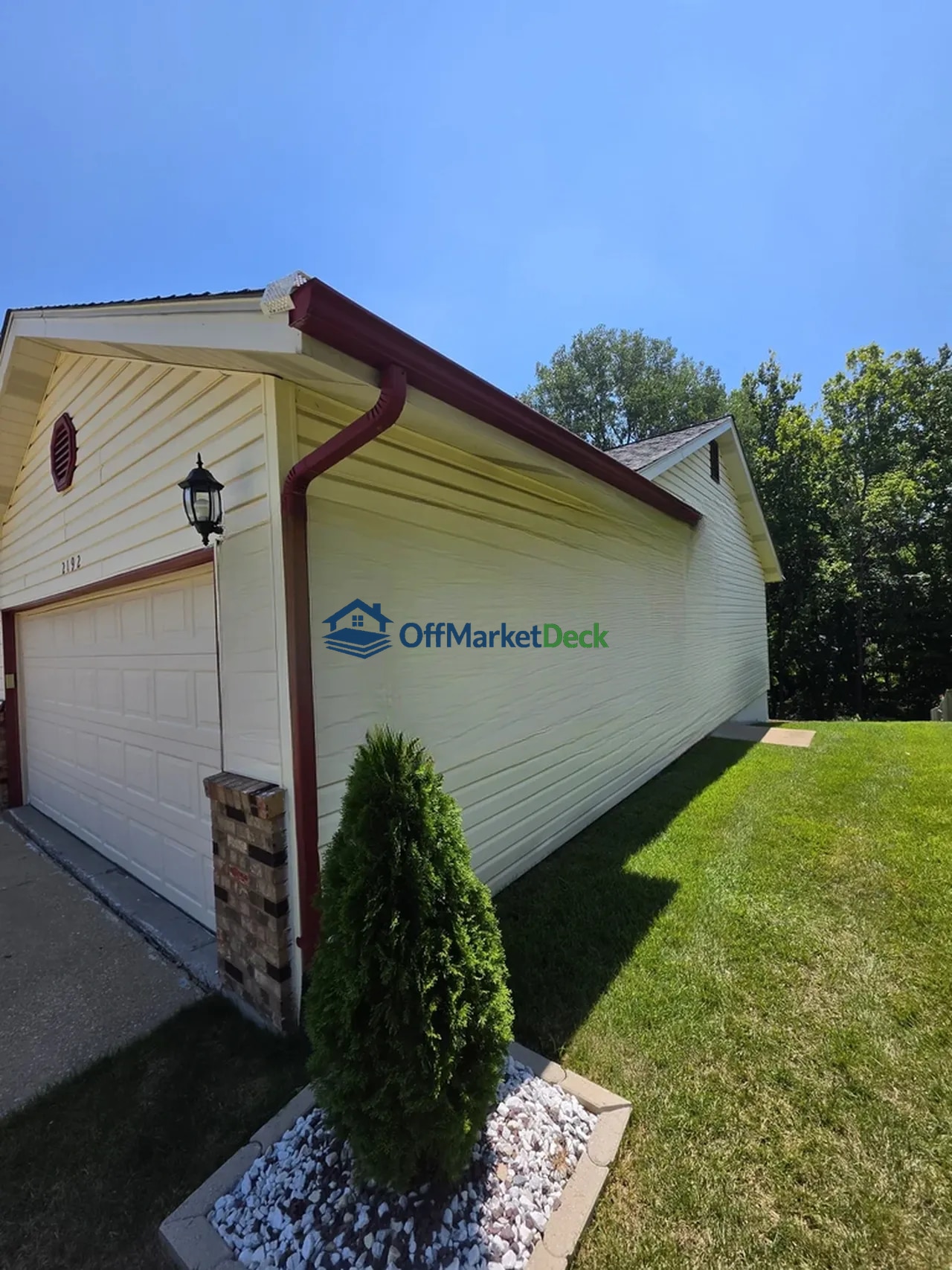 Off-market house in Saint Charles, Missouri — 3 beds, 3 baths, $261,900 — photo 2 of 8
