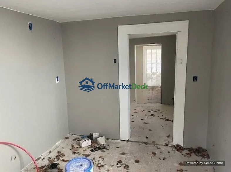 Off-market house in Chattanooga, Tennessee — 2 beds, 1 bath, $55,000 — photo 2 of 8