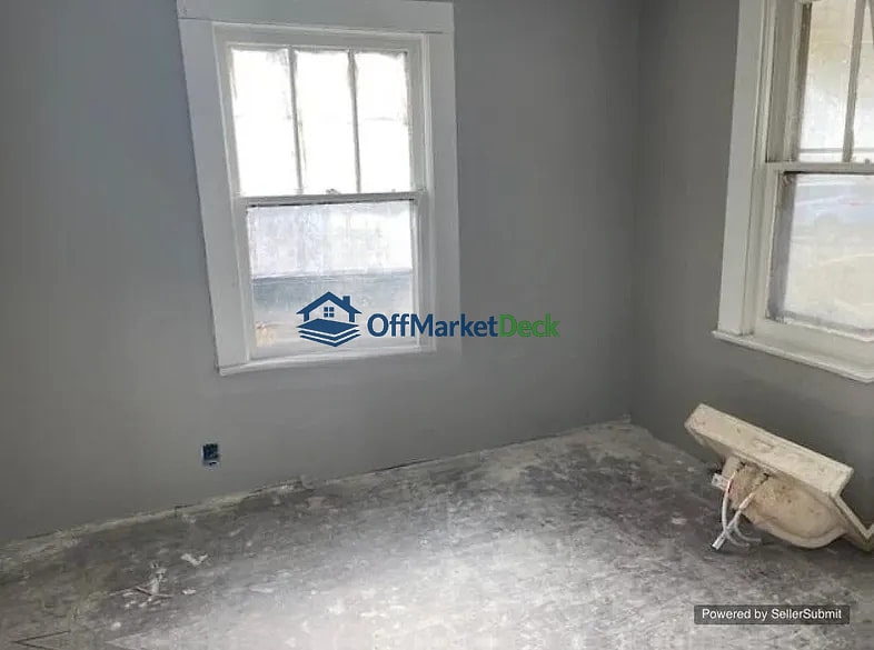 Off-market house in Chattanooga, Tennessee — 2 beds, 1 bath, $55,000 — photo 3 of 8