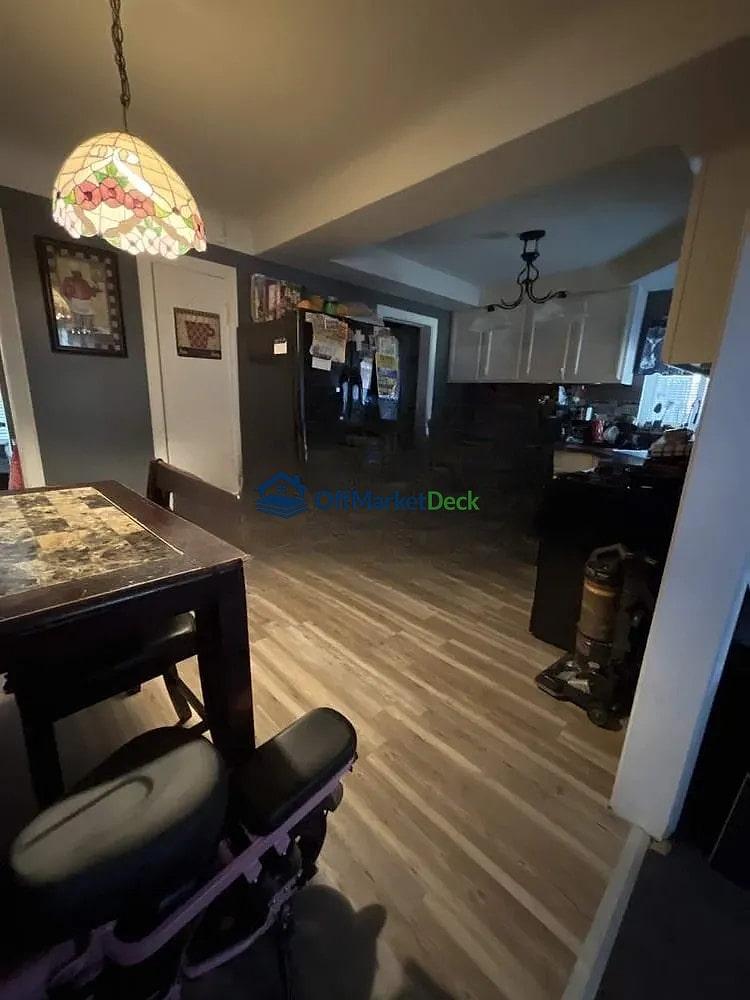 Off-market house in Eastpointe, Michigan — 3 beds, 1 bath, $95,400 — photo 4 of 8