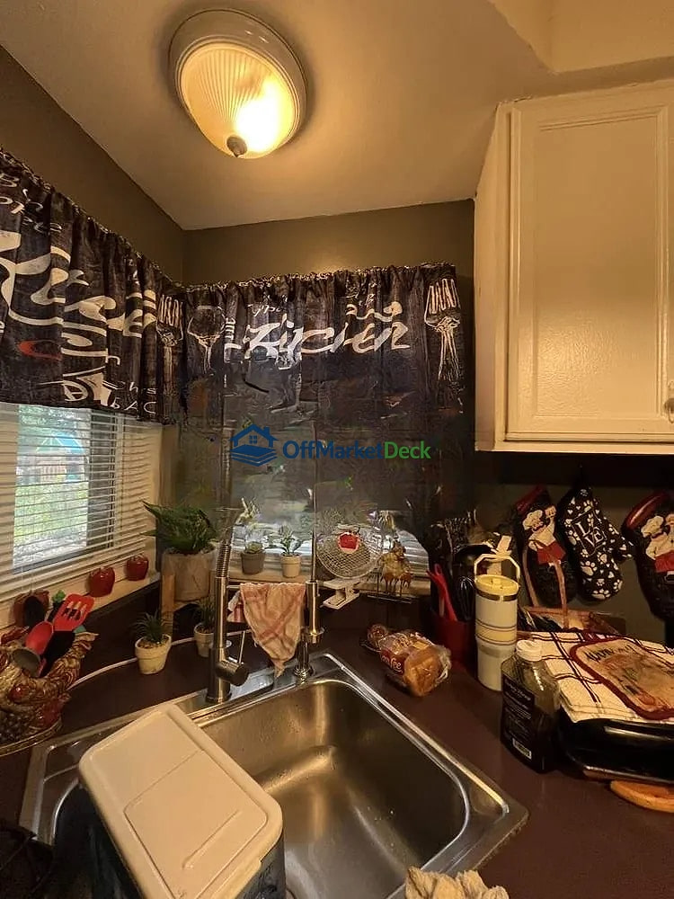 Off-market house in Eastpointe, Michigan — 3 beds, 1 bath, $95,400 — photo 5 of 8