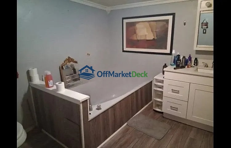 Off-market house in Wurtland, Kentucky — 2 beds, 1 bath, $57,600 — photo 2 of 8