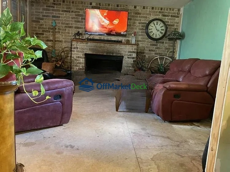 Off-market house in Roaring Springs, Texas — 3 beds, 2 baths, $68,800 — photo 7 of 8