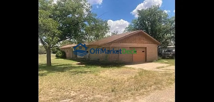 Off-market house in Roaring Springs, Texas — 3 beds, 2 baths, $68,800 — photo 2 of 8