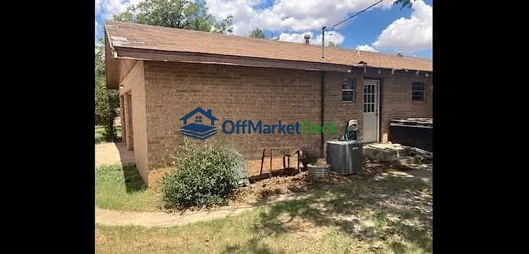 Off-market house in Roaring Springs, Texas — 3 beds, 2 baths, $68,800 — photo 4 of 8