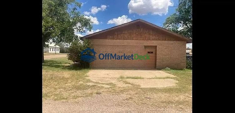 Off-market house in Roaring Springs, Texas — 3 beds, 2 baths, $68,800 — photo 3 of 8