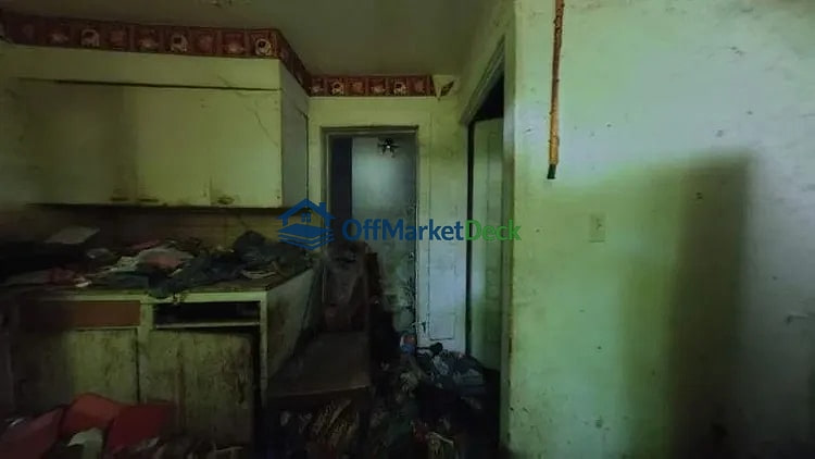 Off-market house in Peoria, Illinois — 2 beds, 1 bath, $7,000 — photo 7 of 8