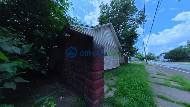 Off-market house in Peoria, Illinois — 2 beds, 1 bath, $7,000 — photo 2 of 8