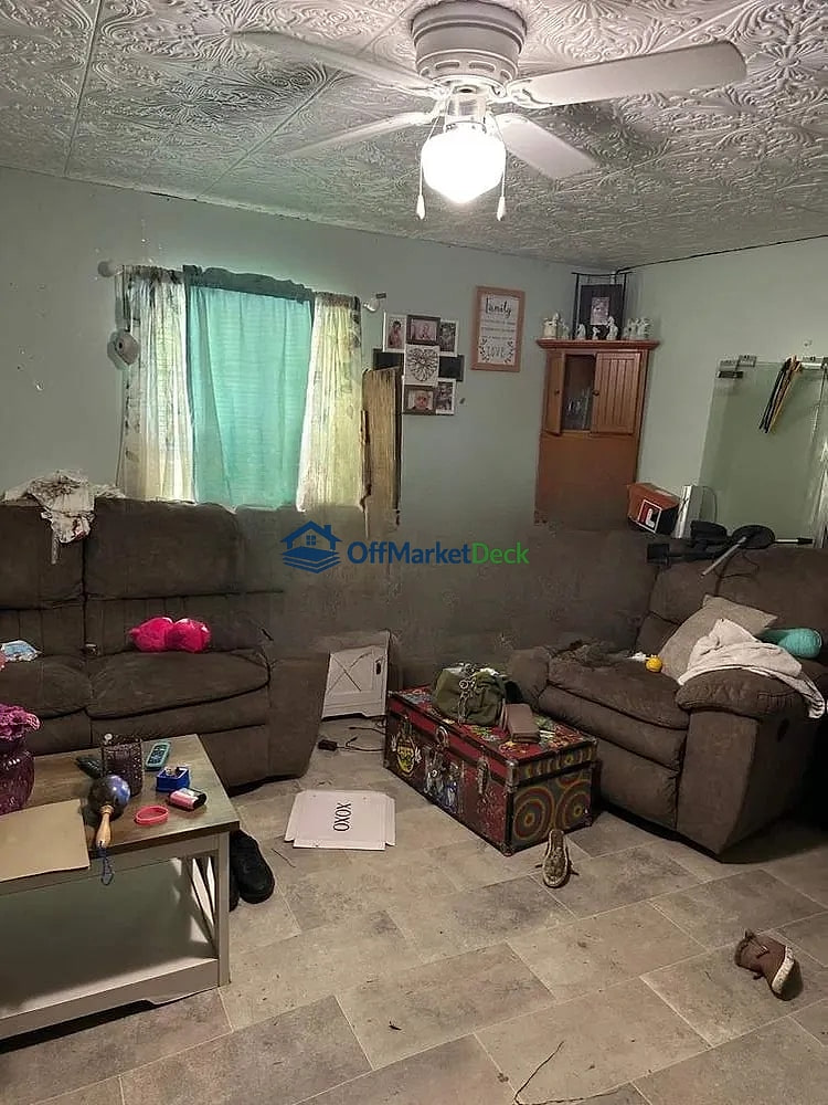 Off-market house in Centerville, Tennessee — 2 beds, 1 bath, $65,000 — photo 5 of 8