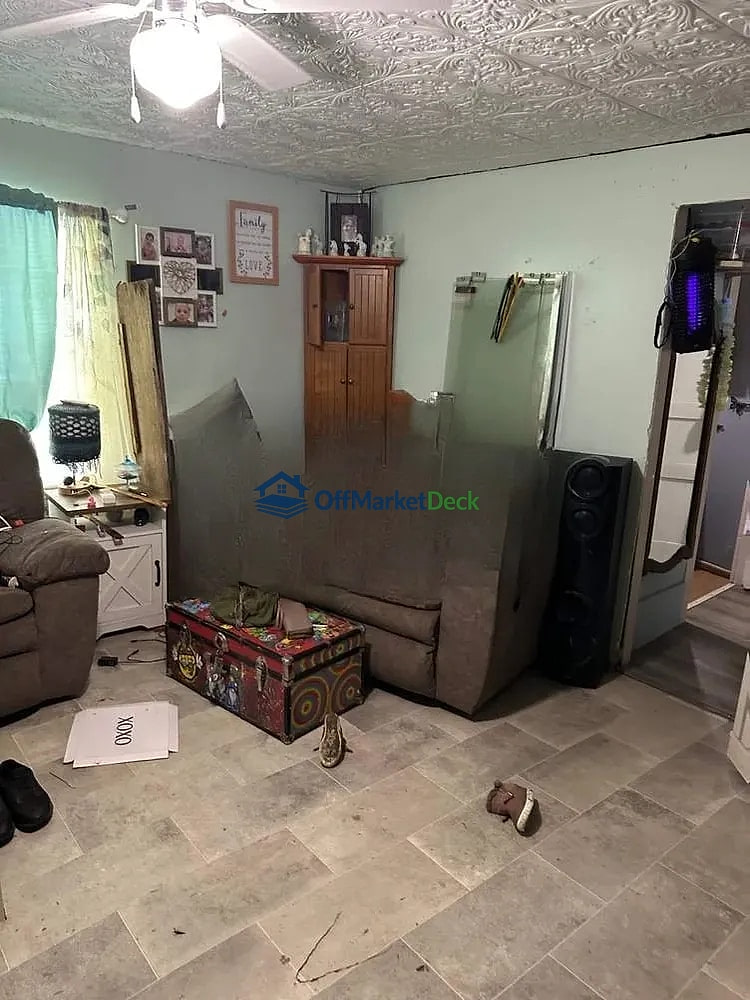 Off-market house in Centerville, Tennessee — 2 beds, 1 bath, $65,000 — photo 4 of 8