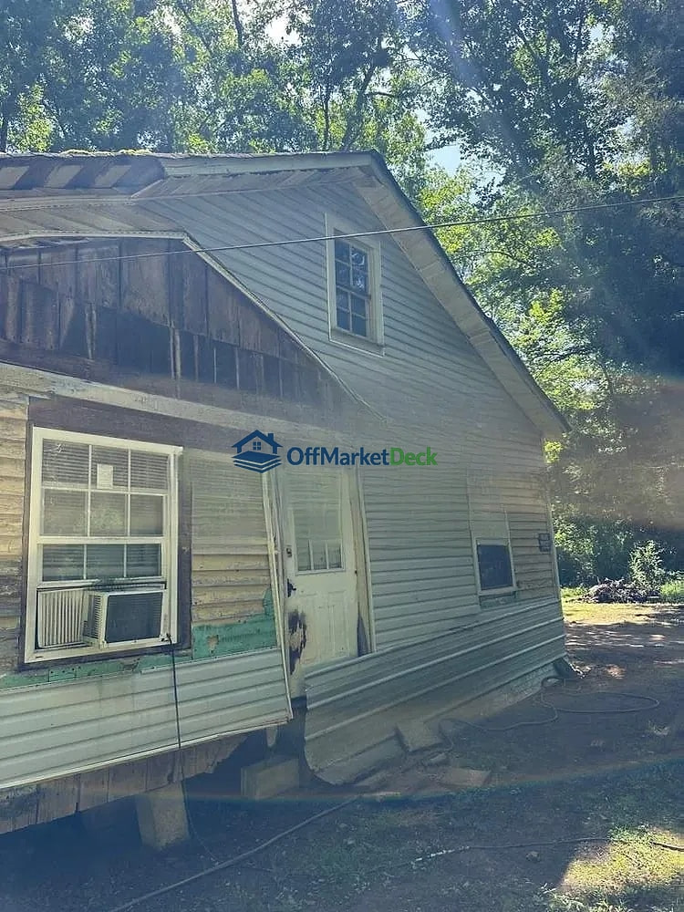 Off-market house in Centerville, Tennessee — 2 beds, 1 bath, $65,000 — photo 2 of 8