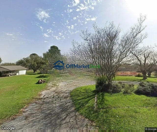 Off-market house in Brenham, Texas — 2 beds, 1 bath, $139,900 — photo 3 of 3