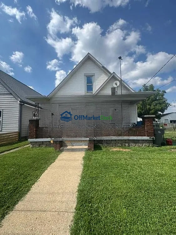 Off-market house in Indianapolis, Indiana — 4 beds, 1 bath, $148,000 — photo 2 of 8